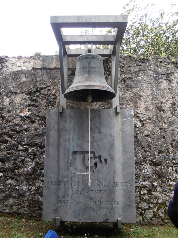 Monument of a bell with the text 'Aberriagaitik Hildakoen Oroimenez 1937-1987 Aprilak 26'