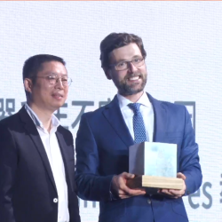 Marcos Martinon Torres receives Pineapple Award
